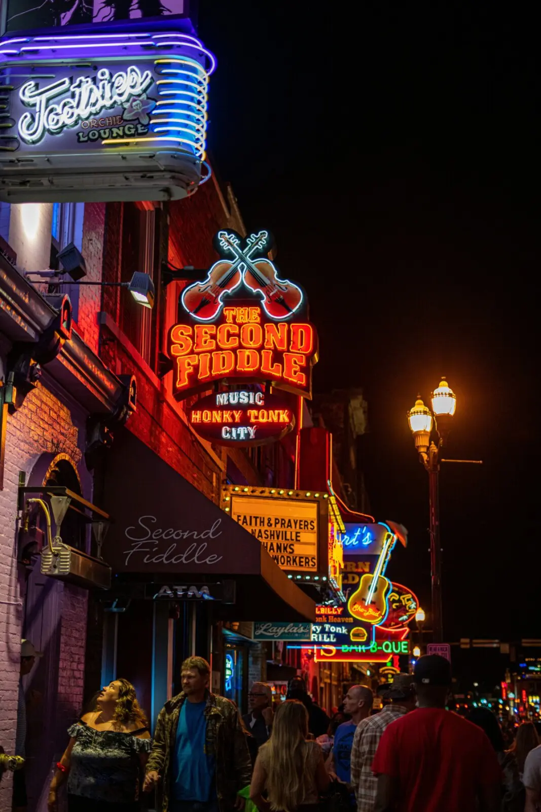 Nashville Broadway honky-tonk street midweek