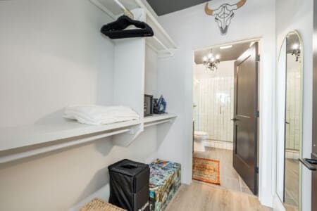 Music City Magnolia Honky Tonk Party Pad Dolly luxury Midtown Nashville rental - image 8
