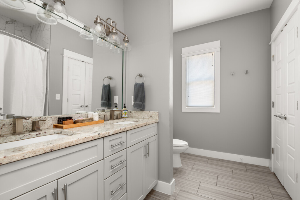 Full Bath with Tub/Shower Combo (Upstairs Hallway) — Cumberland Retreat, Music City Magnolia East Nashville rental near Nissan Stadium