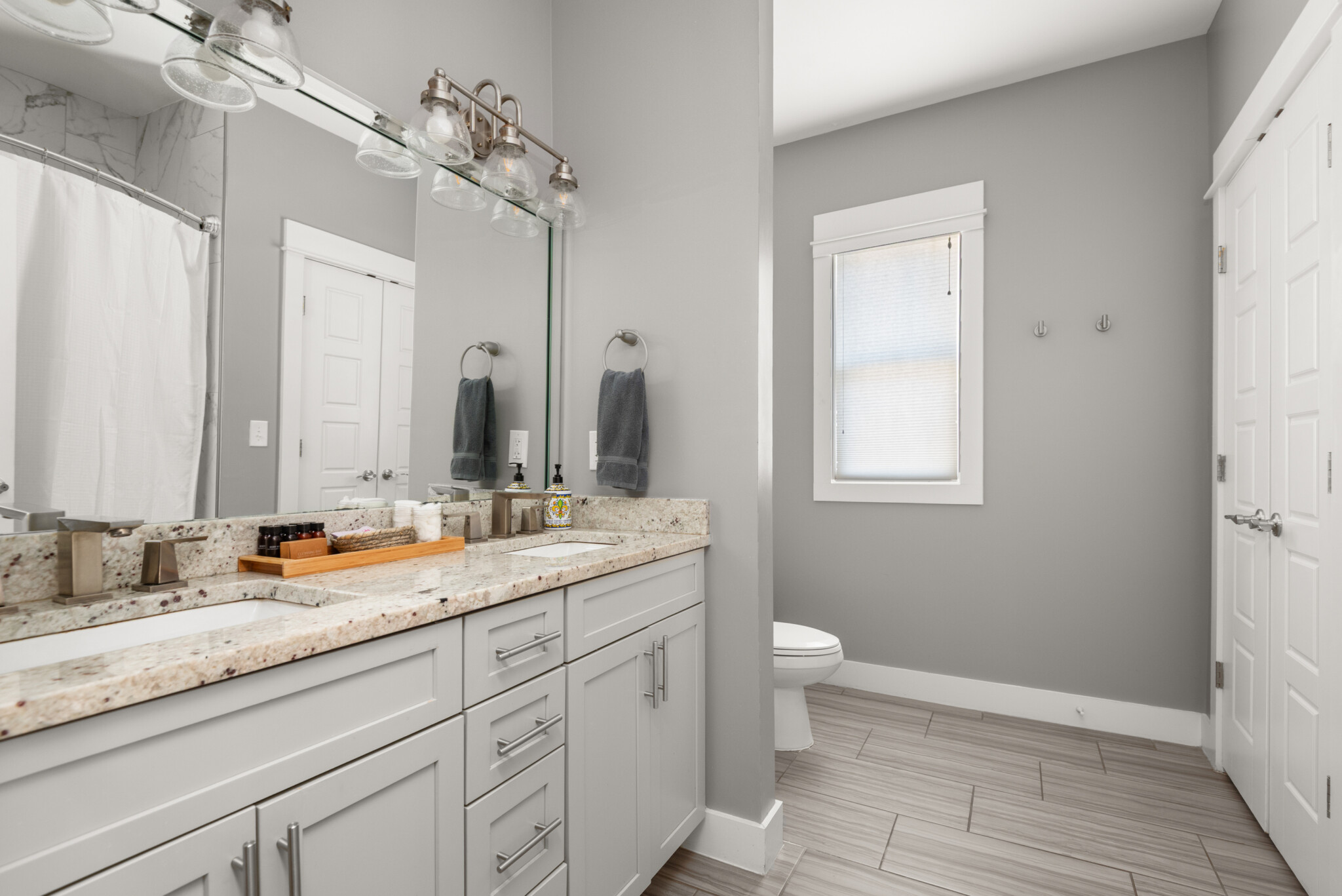 Full Bath with Tub/Shower Combo (Upstairs Hallway) — Cumberland Retreat, Music City Magnolia East Nashville rental near Nissan Stadium